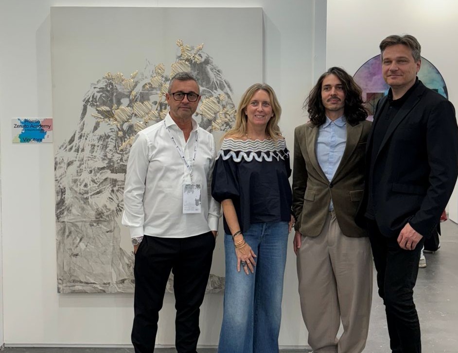 Consegnato il Premio Zenato Academy in occasione di ArtVerona 2024 a Dario Picariello della galleria Labs Contemporary Art di Bologna